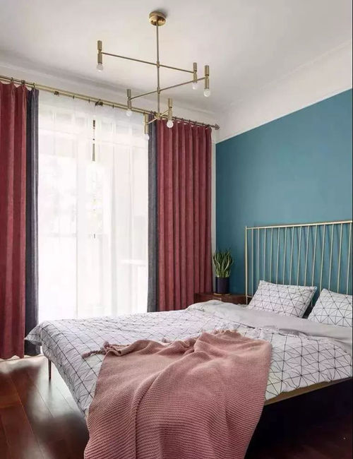 粉红色的床单与粉红色的窗帘颜色一致,在它们的点缀下,空间更加出色